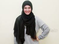 Gaya Santai Berhijab ala Zee Zee Shahab