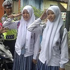 Tak Punya SIM, Dua Pelajar Dihukum Menyanyikan Lagu Indonesia Raya