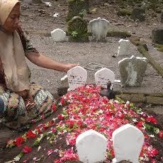 Kembar Siam asal Sidoarjo Dimakamkan Satu Liang