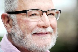 Kakek Ini Punya Hidung yang Ditempel dengan Magnet