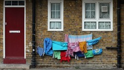 Guru di Inggris Membawa Makanan untuk Muridnya yang Miskin