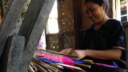 Kain Tenun Lombok, Tradisi untuk Topang Ekonomi Keluarga