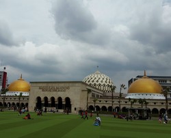 Sambut Tamu Peringatan KAA, 2 Kubah Masjid Agung Bandung Dicat Kuning Emas