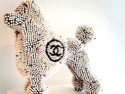 Wow! Patung Anjing Ini Terbuat dari Ribuan Krayon