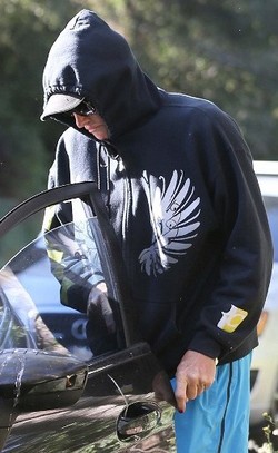 Penampilan Perdana Bruce Jenner Pasca Gosip Operasi Implan Payudara