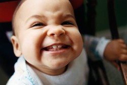 Makin Cepat Gigi Bayi Tumbuh, Makin Cepat Bisa Bicara?