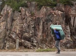 Nyeleneh, Traveler Keliling Kanada Sambil Bawa Kursi Sofa