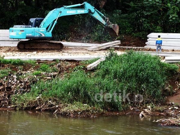 Pemasangan Turap Kali Ciliwung Kembali Dikerjakan