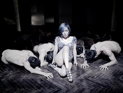 Dikelilingi Model Pria Thailand Tanpa Busana, Ga In Hampir Menangis