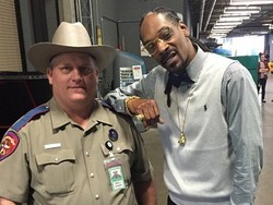 Duh! Polisi Ini Dihukum Setelah Foto Bareng Snoop Dogg