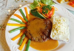 Indischetafel: Menikmati Biefstuk Sinyo dan Bitterballen Dalam Suasana Kolonial