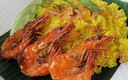 Nasi Kuning yang Gurih dengan Lauk Lengkap Untuk Makan Siang!