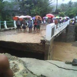 Diterjang Banjir, Sebuah Jembatan di Trenggalek Putus