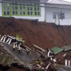 Hujan Lebat Picu Tebing di Lereng Bromo Longsor