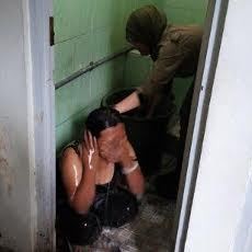 Ini Aksi Satpoltik Saat Mandikan Orang Gila