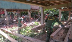 TNI Benahi Rumah Ali Bocah di Sulbar yang jadi Tulang Punggung Keluarga