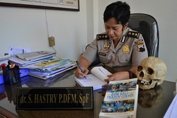 AKBP Hastry, Buku Forensik, dan Cerita Tengkorak Cantik di Kantor
