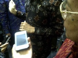 Tinjau Pameran Inacraft, Jokowi Kenakan Batik Bertanda Tangan Dirinya