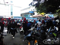 Demo Buruh Tutup Jl Cikini Raya, Lalu Lintas Cikini-Salemba Macet Parah