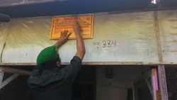 Polisi Syariah Banda Aceh Segel Rumah Kontrakan yang Jual Miras