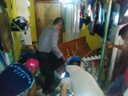 Susah Payah Ketika Mobil Penerangan Polisi Berupaya Masuk ke Lokasi Ledakan