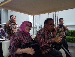 Saat Mensesneg Pratikno Setir Mobil Golf untuk Istri di Istana Negara