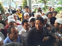 Beri Dukungan, Lulung Hadir di Antara Massa Pendukung SDA di PN Jaksel