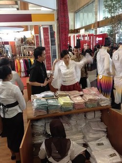 Belanja Sendirian, Istri Ahok Borong Kebaya di Pameran Inacraft