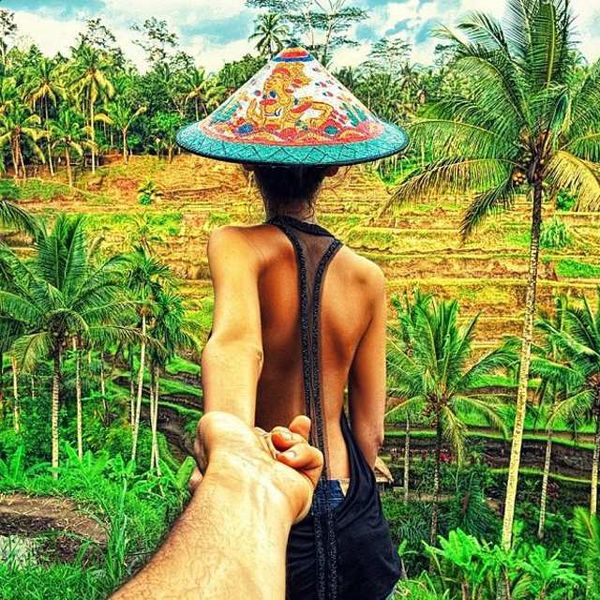 Fotografer Abadikan Punggung Pacar Seksinya Keliling Dunia