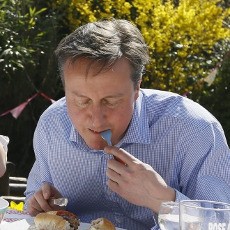 PM Inggris Diolok-olok karena Makan Hot Dog dengan Pisau dan Garpu