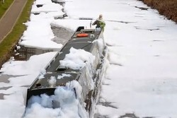 Ada Pabrik Kebakaran, Kanal di Manchester Banjir Busa