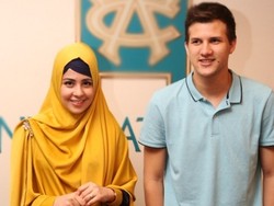 Risty Tagor dan Stuart Collin, dari Rumah Sakit Berujung ke Pelaminan