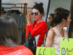 Twitter Di-hack, Kendall Jenner Tulis Kata-kata Tak Senonoh Soal Sang Ayah