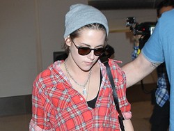 Kristen Stewart Tak Pedulikan Kabar Pertunangan Robert Pattinson