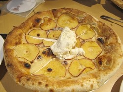 Malam Ini Enaknya Menikmati Pizza Hangat Bertopping Manis