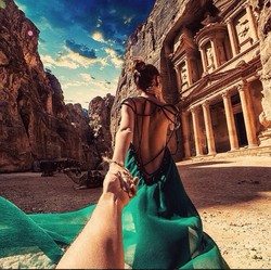 Kisah Fotografer yang Dipunggungi Pacar Seksinya Keliling Dunia