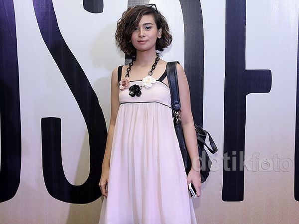 Gaya Ayushita dengan Dress Baby Doll