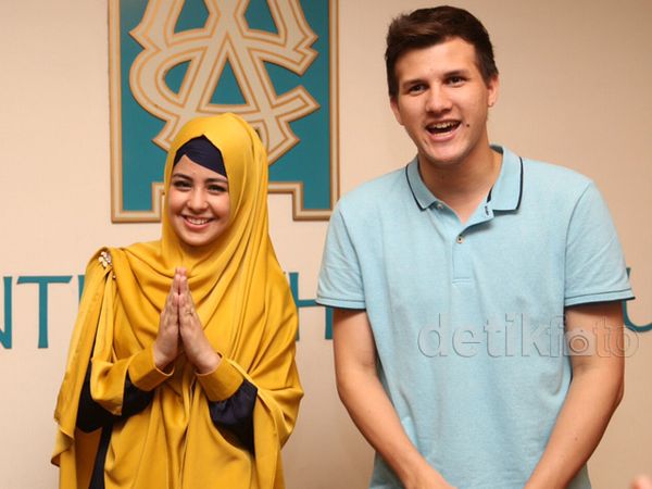 Wajah Bahagia Risty Tagor dan Stuart Collin Jelang Menikah