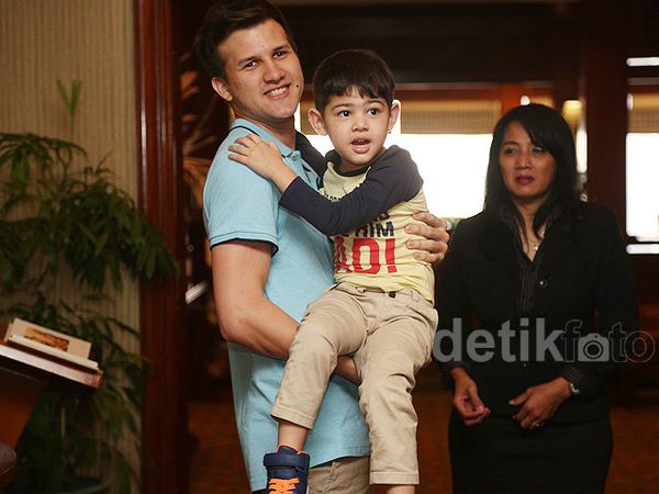 Kedekatan Stuart Collin dan Putra Risty Tagor yang Menggemaskan