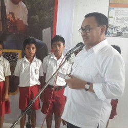 Ke Pelosok Sumba, Menteri ESDM Lihat Anak Sekolah Jalan Tanpa Sepatu Puluhan Km