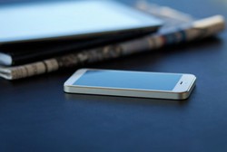 Kena Bipolar, Pria Ini Bagi-bagi iPhone ke Karyawannya