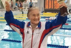 Hebat! Di Usia 100 Tahun, Nenek Ini Pecahkan Rekor Berenang 1.500 Meter