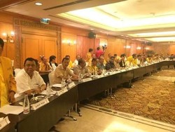 Ditanya Soal Merebut Kembali Kantor DPP Golkar, Ical Tertawa