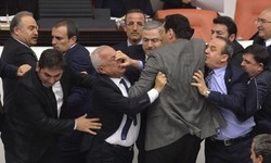 6 Perkelahian Anggota Parlemen Dunia yang Memalukan