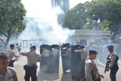 Demo di Kantor ESDM Ricuh, Polisi Tembakkan Gas Air Mata dan Bubarkan Massa