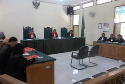 Nenek Asyani Dituntut Hukuman Percobaan