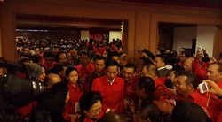 Berjaket Merah Tanpa Logo PDIP, Jokowi Hadir di Kongres Bali