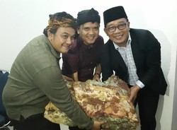 Dicky Chandra dan Oni SOS Antarkan Batu Akik Garut ke Ridwan Kamil untuk KAA