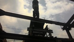 Kondisi Patung Pemuda Senayan yang Melayang Ditopang Baja Proyek MRT