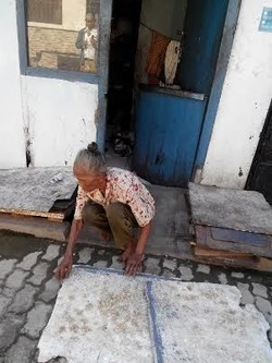 Demi Bertahan Hidup di Kota Bekasi, Nenek Usia 90 Tahun ini Makan Nasi Aking